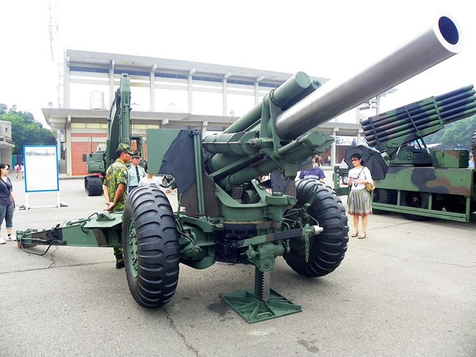 Trọng lượng pháo nặng 5.800kg khi hành quân và 5.600kg khi chiến đấu. Với trọng lượng này lựu pháo có thể vận chuyện bằng trực thăng.