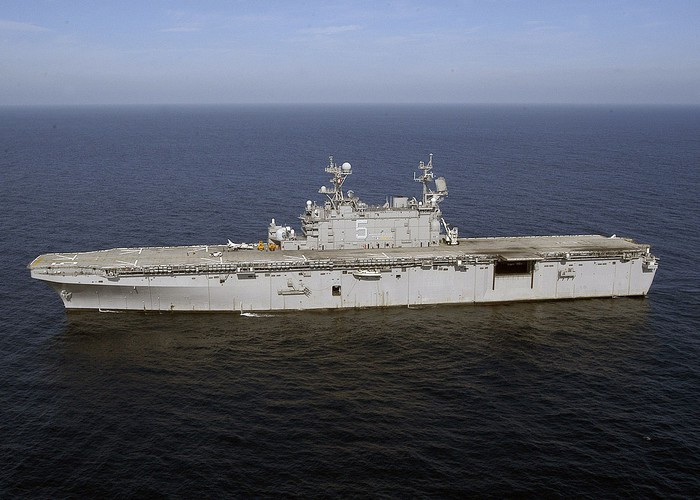 Chiếc USS Peleliu có lượng giãn nước đầy tải 44.056 tấn; chiều dài 254 m; chiều rộng 40,2 m; mớn nước 7,9 m - kích thước này gần như tương đương với thế hệ LHD lớp Wasp.