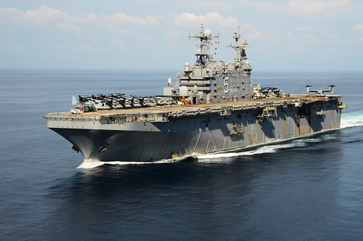 Ban đầu vũ khí của chiếc LHA-5 USS Peleliu bao gồm 1 hệ thống tên lửa phòng không tầm trung Mk 25 Sea Sparrow và 2 pháo hạm cỡ 127 mm Mk 45.
