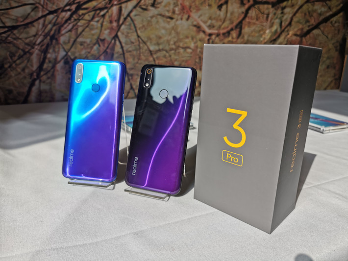 1. Realme 3 Pro: 1 tháng trở lại đây, trên Internet và các kênh bán hàng, những mẩu quảng cáo về chiếc điện thoại Realme 3 Pro đang xuất hiện tràn lan. Đây được xem là smartphone tầm trung hot nhất hè 2019 và được nhiều người kỳ vọng là sẽ "phá đảo" điện thoại tầm giá 6 triệu đồng. Sau thành công của Realme và Realme 2 Pro, Realme 3 Pro có đầy đủ những đặc điểm, tính năng nổi bật phù hợp với nhiều đối tượng người dùng.