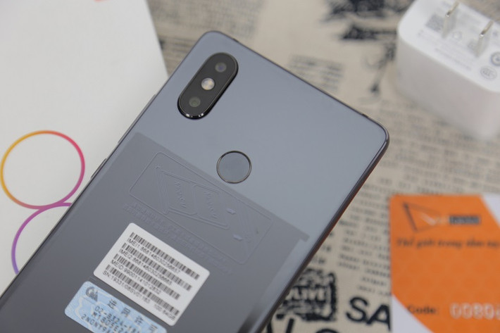 Ngoài ra máy còn được trang bị RAM lên tới 6 GB và bộ nhớ trong 64 GB thoải mái cho bạn lưu trữ dữ liệu. Về các tác vụ sử dụng hằng ngày thì Mi 8 SE đáp ứng mượt mà, không có độ trễ hay giật lag khi dùng.Là phiên bản thu nhỏ nên Mi 8 SE chỉ sở hữu màn hình Super AMOLED 5.88 inch. Độ phân giải chỉ dừng lại ở mức Full HD+ nhưng chừng đó cũng là quá đủ đối với một người dùng phổ thông.