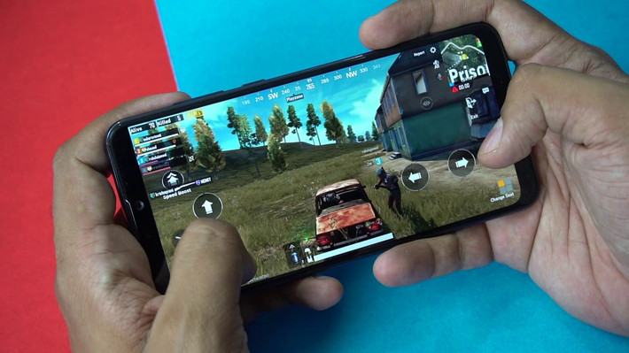 Zenfone Max Pro M2 là chiếc điện thoại đầu tiên trên thị trường smartphone sử dụng kính Corning Gollira Glass 6. Zenfone Max Pro M2 trang bị chipset có hiệu năng nổi bật trong phân khúc tầm trung. Máy sử dụng chip Snapdragon 660 một sự nâng cấp đáng ghi nhận của Max Pro M2 Việc xử lý các tác vụ thông thường đều được xử lý mượt mà. Được nhà sản xuất giới thiệu như người bạn đồng hành của các game thủ, chính vì vậy trải nghiệm chơi game với Zenfone Max Pro M2 rất tốt. Màn hình hỗ trợ tốt cho tác vụ chơi game mượt mà, không có hiện tượng delay hay giật lag khung hình. Mặc dù sử dụng thiết kế tai thỏ, nhưng một khi chơi game thì tính năng tai thỏ sẽ tự động được tắt đi giúp người chơi không cảm thấy phiền