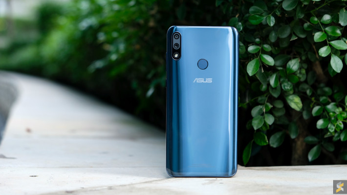 4. ASUS ZenFone Max Pro M2: Sau sự thành công vang dội của điện thoại ASUS ZenFone Max Pro M1, Asus tiếp tục trình làng sản phẩm tầm trung tiếp nối là ASUS ZenFone Max Pro M2 mang đặc trưng của Max Pro là camera đẹp, thời lượng sử dụng pin cực kì ấn tượng và đặc biệt là có mức giá rất tốt.