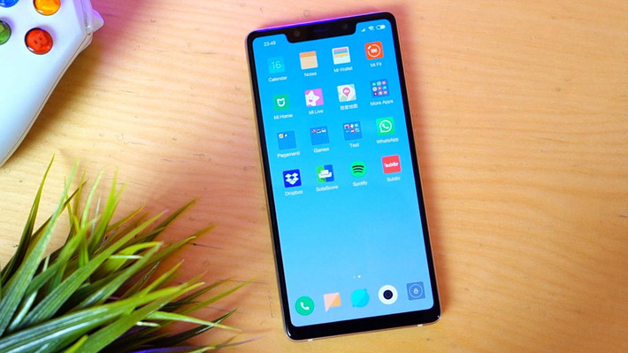 3. Mi 8 SE: Thêm một cái tên nữa đến từ Xiaomi trong tầm giá 5-6 triệu đồng chắc chắn không làm người dùng thất vọng. Dù có màn hình "tai thỏ" được xem là đã "lỗi thời", nhưng điểm mạnh của Mi 8 SE lại nằm ở hiệu năng mà nó mang lại. Mi 8 SE là thiết bị đầu tiên có vi xử lý Snapdragon 710 8 nhân 64-bit được Qualcomm giới thiệu năm ngoái. Ưu điểm của con chip này là khả năng tiết kiệm năng lượng hơn 30% so với Snapdragon 660.