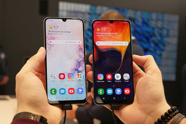 5. Samsung A30: Nếu có khoảng 6 triệu đồng và muốn sở hữu một smartphone có màn hình "siêu to, siêu đẹp" thì Samsung A30 là lựa chọn không thể bỏ qua. Samsung A30 64GB sở hữu màn hình lên tới 6,4 inch trên. Ngoài ra Samsung còn sử dụng công nghệ màn hình vô cực Infinity-U để màn hình viền mỏng hơn, kích thước gọn gàng hơn. Đặc biệt, màn hình của Galaxy A30 là màn hình Super AMOLED cao cấp, độ phân giải Full HD+ sắc nét, cho chất lượng hình ảnh vượt trội so với màn hình LCD của các đối thủ.