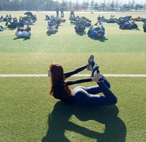 Gần đây, mạng xã hội Trung Quốc lan truyền hình ảnh một giáo viên thể dục có thân hình vô cùng hoàn mỹ.