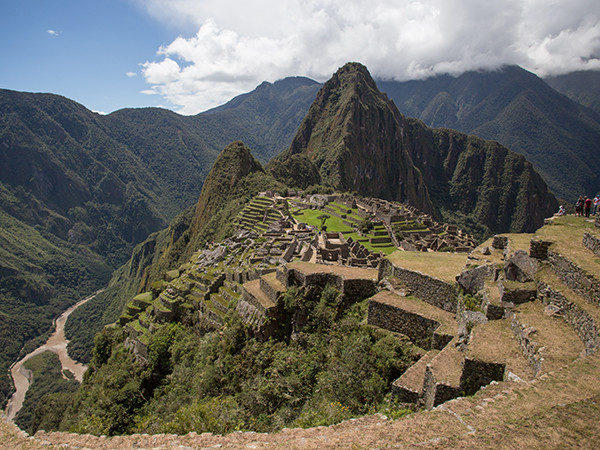 Thung Lũng Linh Thiêng của người Inca (Sacred Valley of the Incas) còn được biết đến với tên Thung lũng Urubamba. Đây là một thung lũng trong dãy núi Andes nước Peru, gần thành phố Cuzco, cố đô của đế quốc Inca ngày xưa, và gần thành phố cổ Machu Picchu, một trong 7 Kỳ quan Thế giới hiện nay. Ảnh: Erika Skogg, national geographic creative.