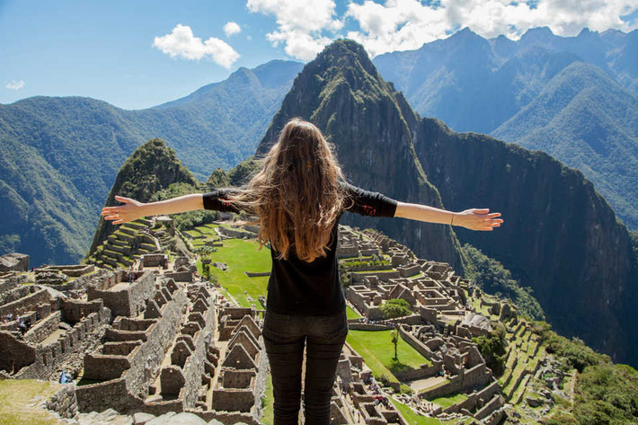 Nhìn từ trên cao, khu tàn tích Inca ở thung lũng Sacred Valley trở nên đồ sộ và vô cùng hào nhoáng. Ảnh: GetYourGuide.