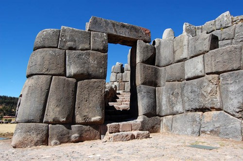 Giống như nhiều công trình xây dựng của Inca, các bức tường nơi đây được xây dựng rất lớn. Những tảng đá có hình dạng không đồng đều, nhưng khi đặt chúng lại với nhau thì phù hợp, vừa vặn mà nét độc đáo của những công trình xây dựng Inca không cần sự trợ giúp của vữa. Ảnh: Ancient History Encyclopedia.