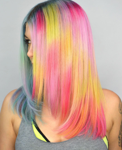 Kiểu tóc Lisa Frank cũng mang lại cho các cô nàng sự quyến rũ kỳ ảo. Các line tóc sẽ không còn đơn giản là chỉ một line một màu. Giờ đây, mỗi line tóc sẽ là rất nhiều màu.