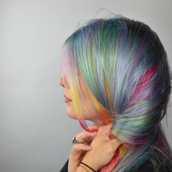 Hiện tại, kiểu tóc Lisa Frank sẽ được hứa hẹn là quả bom tấn của làng tóc trong thời gian sắp tới. Ảnh: Instagram Caitlinfordhair.