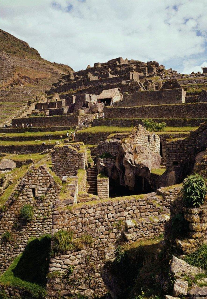 Năm 2000, khoảng 400.000 người đã viếng thăm Machu Picchu, và UNESCO bày tỏ sự lo ngại của mình với sự xuống cấp có thể xảy ra đối với địa điểm này bởi một lượng du khách lớn như vậy. Ảnh: Dennis Hallinan/Life.com.