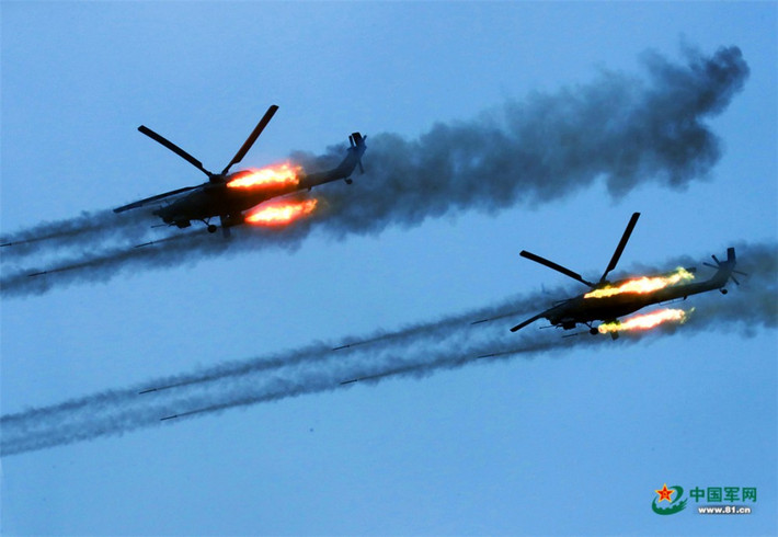 Máy bay trực thăng tấn công Mi-28N xả đạn trên bầu trời. Nguồn ảnh: livejournal.