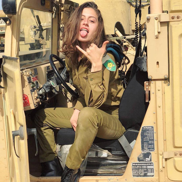 "Phần lớn phụ nữ Israel muốn thực hiện nghĩa vụ quân sự, mục đích để học hỏi và nâng cao bản thân. Xã hội Israel rất coi trọng lý lịch quân sự - anh làm nhiệm vụ gì, đóng quân ở đâu... dựa trên cơ sở đó người ta có thể đưa ra nhiều quyết định, ví dụ như tuyển dụng nhân sự" - Trung úy Anatasia cho biết.