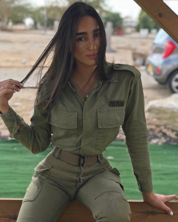 Nam binh sĩ Dmitri thuộc Quân đội Israel nhắc lại rằng phụ nữ từng phục vụ trong các tổ chức quân sự và phong trào du kích trước cả khi xuất hiện Nhà nước Israel.