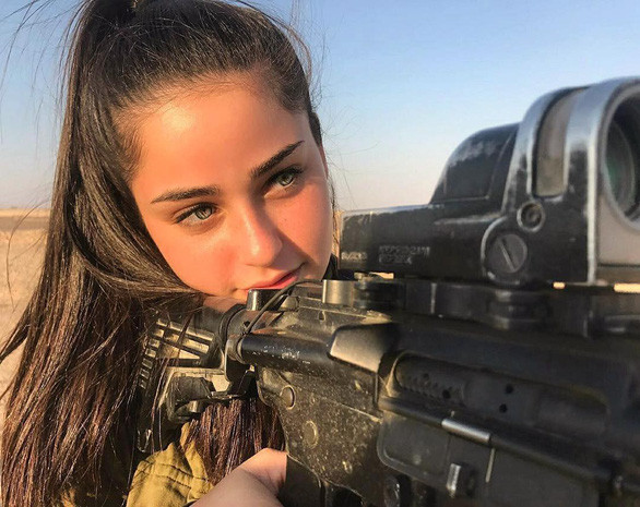 Một bóng hồng trong Quân đội Israel.