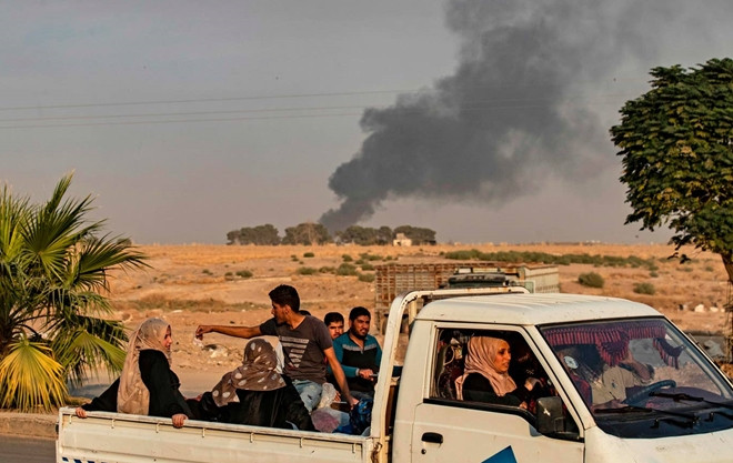 Tại tiền tuyến, những đám khói dày bốc lên xung quanh thị trấn Ras al Ain biên giới của Syria khi pháo binh của TNK nhắm vào khu vực này. Tiếng súng dữ dội cũng vang lên từ chính thị trấn Ras al Ain trong khi tiếng máy bay chiến đấu cũng gầm thét. Tuy nhiên, tại thị trấn Tel Abyad, một trong các mục tiêu chính của chiến dịch này, lại yên tĩnh hơn. Tel Abyad nằm cách Ras al Ain khoảng 120km về phía Tây.