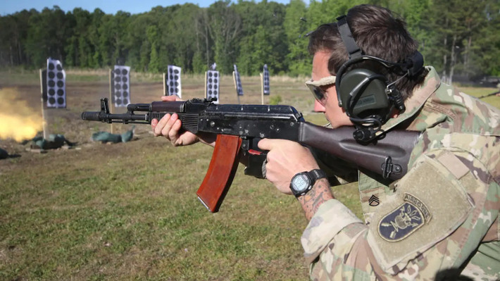 Trong khi đó, Súng trường AK-74 ra mắt năm 1974, và nhanh chóng thay thế AK-47 để trở thành loại súng trường tiêu chuẩn. Mẫu súng này mang dáng dấp của AK-47, được tham gia thực chiến lần đầu trong cuộc chiến Liên Xô – Afghanistan.