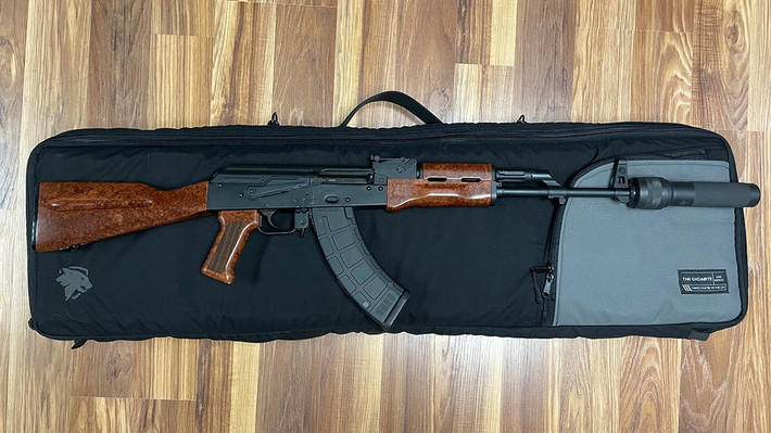 Trong một cuộc đối đầu, AK-47 sẽ có lợi thế hơn bởi nó sử dụng đạn cỡ lớn hơn, dễ dàng triệt hạ các rào chắn. Nó có thể bắn phá gạch, gỗ, kính và các vật liệu khác không chút khó khăn.