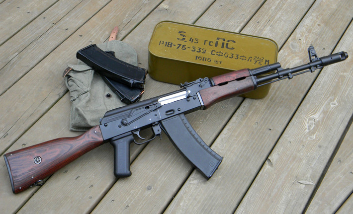 AK-74 sử dụng loại đạn cỡ trung 5.45 x 39mm, vì cỡ đạn 7.62mm đã không còn phổ biến, bản thân Nga đã phải thừa nhận sự ưu việt của cỡ đạn 5,45mm khi lựa chọn AK-74 thay cho huyền thoại AK-47.