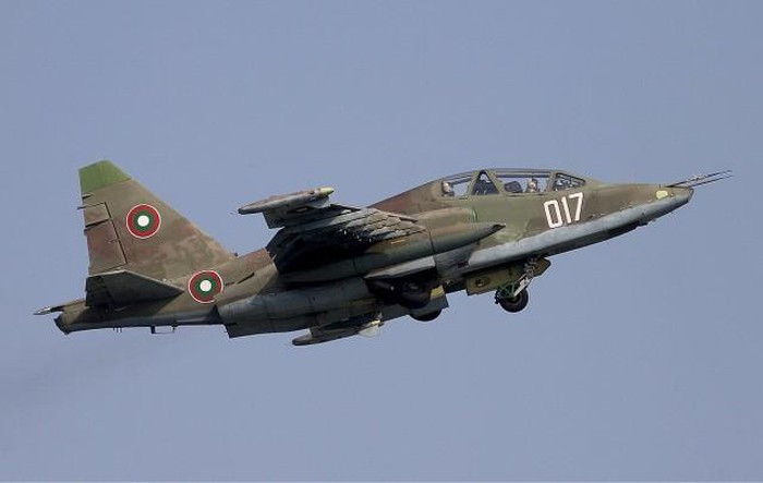 "Bulgaria đã ký thỏa thuận cung cấp 8 máy bay chiến đấu F-16 với Mỹ vào năm ngoái, 6 chiếc đầu tiên sẽ bàn giao cho không quân Bulgaria vào cuối năm 2023, 2 chiếc còn lại vào đầu năm 2024", trang Topwar của Nga cho biết.