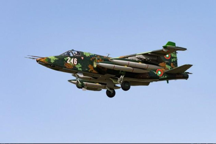 "Quân đội Bulgaria được trang bị 14 chiếc Su-25, cho đến gần đây chỉ có 5 chiếc trong tình trạng hoạt động. Chúng phải tiếp tục thực hiện nhiệm vụ yểm trợ hỏa lực từ trên không kể cả sau sự xuất hiện của F-16 Block 70 mới".