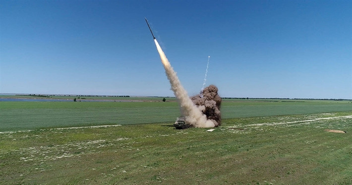 Nhờ áp dụng hệ thống định vị toàn cầu mà vòng tròn sai số của đạn rocket thuộc tổ hợp Vilkha-M đã giảm hơn nhiều khi so với BM-30 Smerch (lên tới 50 - 70 m) trong khi tầm bắn chỉ đạn 90 km.