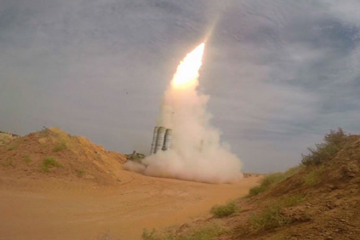 Bên cạnh đó, quân đội chính phủ Syria chưa triển khai các hệ thống phòng không tại khu vực này, cho nên quả đạn phải được bắn từ vị trí khác cách xa địa điểm trên.