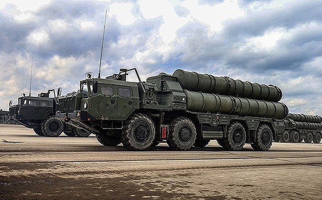 Các tổ hợp S-400 Triumf trên hoạt động như một hệ thống duy nhất, chúng sẽ phát hiện các mục tiêu khí động học và đạn đạo trong bất kỳ khu vực nào của không phận.