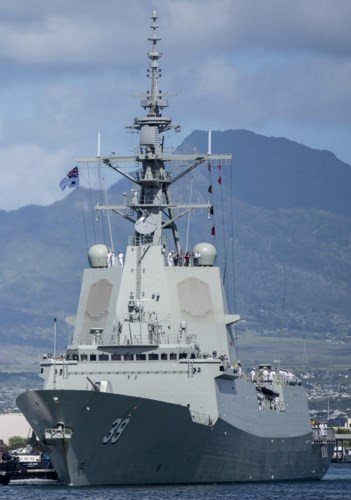 Các tàu khu trục lớp Hobart còn được trang bị radar quét mạng pha điện tử chủ động AN/SPY-1D có khả năng phát hiện và theo dõi tới 200 mục tiêu cùng lúc, bao gồm mọi loại tên lửa của đối phương, kể cả tên lửa đạn đạo ở phạm vi hơn 300km.
