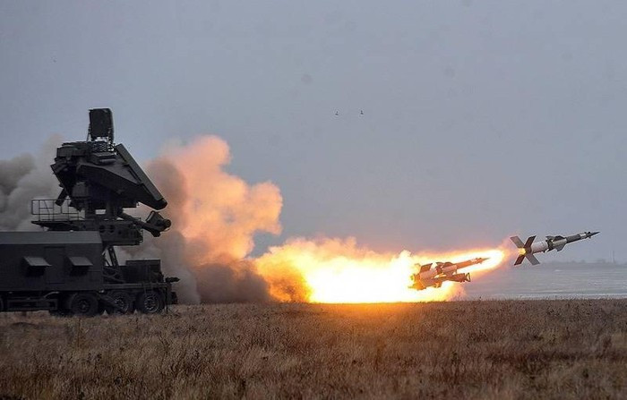 Đầu tiên, trên báo chí chuyên ngành Ukraine đã đưa ra những gợi ý về hợp tác quân sự bí mật với Belarus. Đối tác của Ukraine phát hành phiên bản di động của S-125. Minsk là nhà sản xuất khung gầm việt dã xuất sắc, được sử dụng rộng rãi trong quân đội Nga.