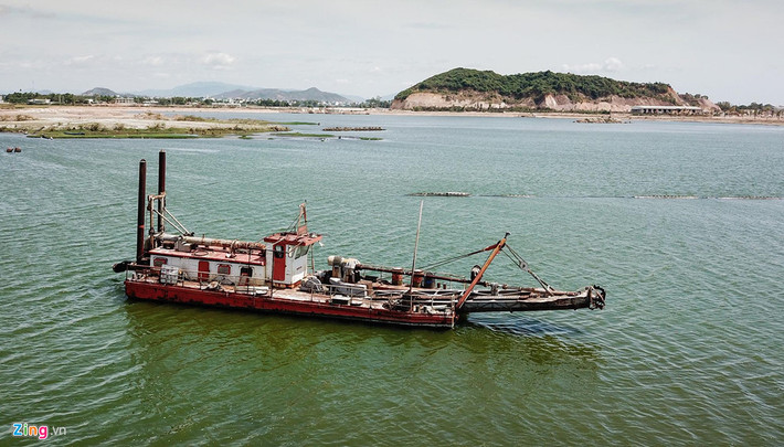 Một xà lan dùng bơm, hút cát phơi nắng, phơi mưa gỉ sét giữa hồ. Ngày 9/8 vừa qua, Thanh tra Chính phủ thông báo kết luận thanh tra về trách nhiệm của UBND tỉnh Bình Định trong việc quản lý đầu tư xây dựng trên địa bàn. Thanh tra Chính phủ chỉ rõ hàng loạt sai phạm ở hai dự án BT gồm: Đường Điện Biên Phủ kéo dài, cải tạo nâng cấp hệ thống tiêu thoát nước hồ Phú Hòa (thực hiện theo hình thức BT) và dự án thanh toán (Khu đô thị - du lịch - văn hóa - thể thao hồ Phú Hòa).