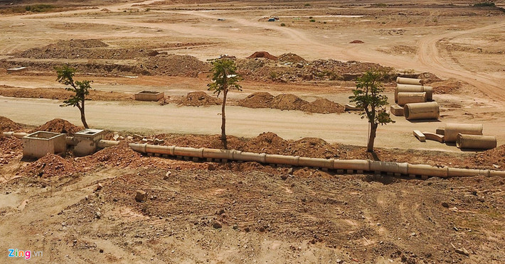 Tiến độ dự án chậm kéo dài, đến nay công trường vẫn là bãi đất trống hoang vắng. “Hồ Phú Hòa được ví như lá phổi xanh điều hòa khí hậu, không gian điều tiết lũ cho TP Quy Nhơn. Giờ hồ bị thu hẹp, công trình thoát nước đang bị lấp thì nhiều khu dân cư xung quanh có nguy cơ bị nhấn chìm vào mùa mưa lũ”, ông Nguyễn Danh (ngụ phường Nhơn Phú) nói.