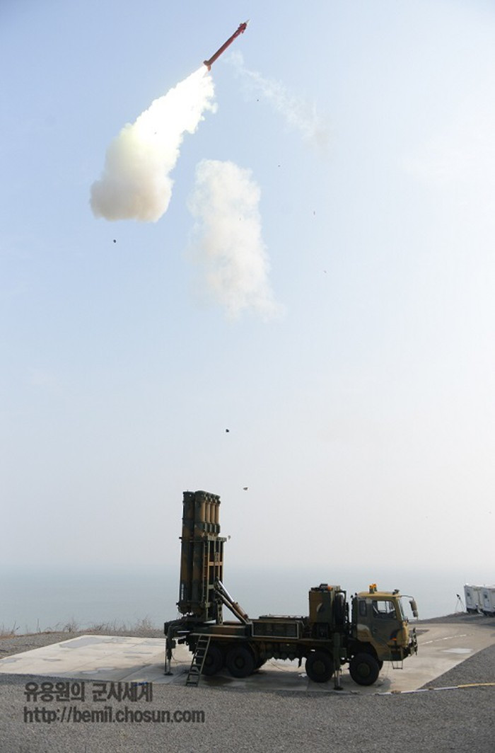 KM-SAM được trang bị radar trinh sát khá hiện đại, đó là một radar nhìn vòng ba tọa độ với ăng ten radar quét mảng pha điện tử thụ động (PESA). Tốc độ quay ăng-ten là 40 vòng/phút; khả năng đo cao đến 80º; radar hoạt động trong băng tần X, trùng với tần số của radar máy bay.