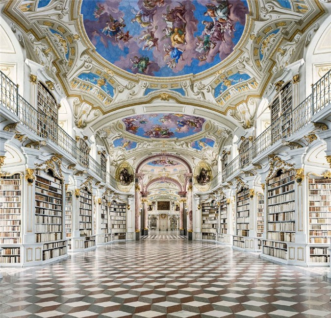 Thư viện Admont Abbey ở Áo, thành lập năm 1074. Thư viện từng bị cháy năm 1865 sau đó được khôi phục và hoạt động cho đến nay.