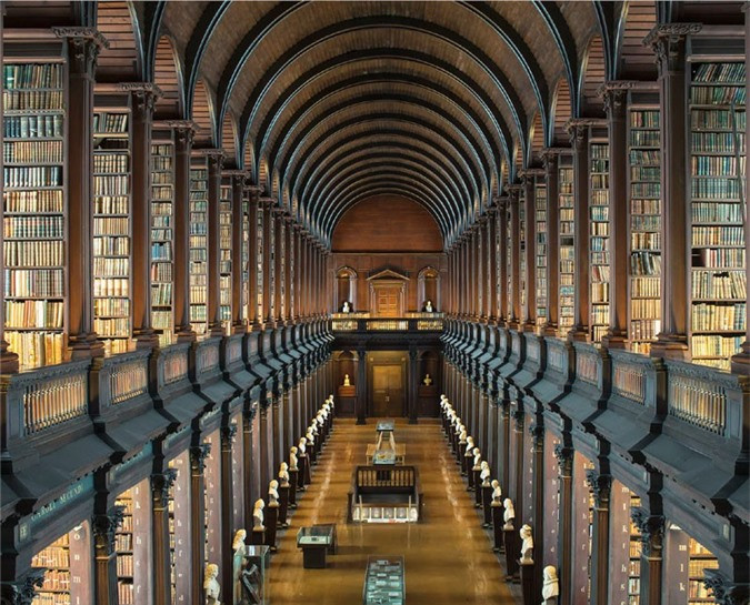 Thư viện trường Trinity thuộc Đại học Dublin ở Ireland có hơn 6 triệu tập sách. Thư viện được lập nên từ năm 1592. Trong ảnh là phòng sách thứ 213, chứa những cuốn sách có niên đại cổ nhất.