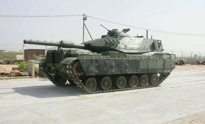 Siêu tăng M60T Sabra Mk III sử dụng hệ truyền động tự động Renk 304. Sabra đường có tốc độ tối đa là 48 km/h (theo một số nguồn, tốc độ tối đa là 55 km/h) và tăng tốc 0-32 km/h trong thời gian 9,6 giây.