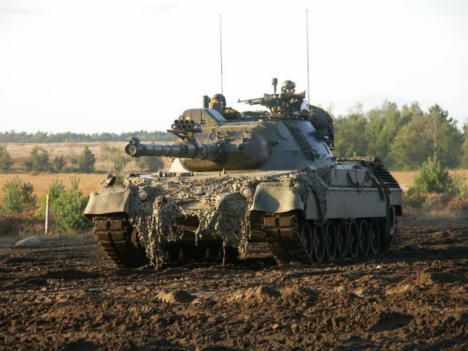 Vũ khí trang bị gồm pháo nòng trơn Rheinmetall 120 mm L/55 (tương đương với phiên bản Leopard 2A6) và 2 súng máy 7,62 mm.