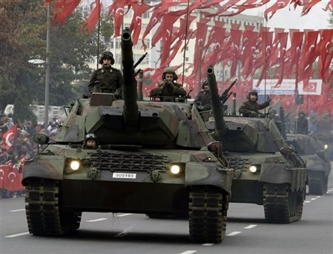 Leopard 1 là loại xe tăng chiến đấu chủ lực được thiết kế và sản xuất tại Tây Đức, chính thức đi vào biên chế năm 1965.