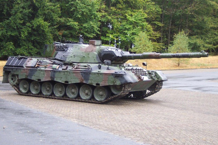 Tháp pháo được thiết kế lại để mang pháo nòng trơn 120 mm Rheinmetall L/55 của Leopard 2, ngoài ra giáp xe cũng được tăng cường đáng kể.