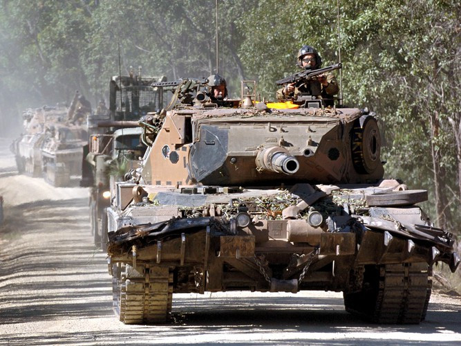 Hiện nay vẫn còn hàng ngàn chiếc xe tăng Leopard 1A5 đang còn hoạt động trong biên chế một số nước, hiện Đức đã loại biên và đang bán với giá khá rẻ chỉ khoảng 400.000 USD/chiếc.