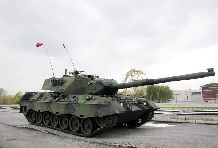 Lục quân Thổ Nhĩ Kỳ đang sở hữu gần 400 chiếc xe tăng Leopard 1A5 do Đức sản xuất. Tuy không mạnh bằng Leopard 2A4, tuy nhiên loại tăng này cũng rất đáng gờm và có sức mạnh ngang ngửa với T-72 Syria.