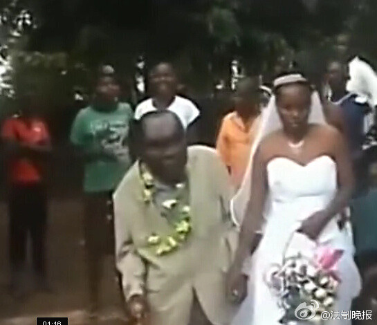 Godfrey, 47 và 30 tuổi Kate kết hôn vào năm 2013. Đứa con đầu tiên của họ ra đời vào năm 2008 và bây giờ họ có 6 người con, cộng với hai con với vợ cũ, khiến gia đình Godfrey ngày càng đông đúc.