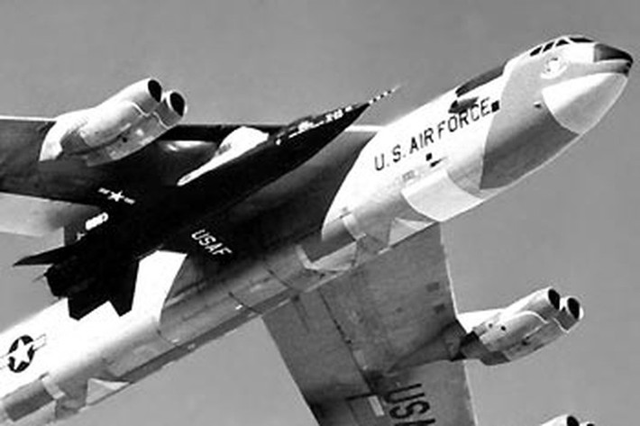 Chiếc B-52 cất cánh từ căn cứ không quân Edwards ở nam California với chiếc X-15 dài 15 m phía dưới cánh, bay về phía Nevada hoặc Utah, sau đó ngoặt lại và thả chiếc phi cơ tên lửa ra từ độ cao gần 14 km so với mực nước biển ở vận tốc 965 km/h.