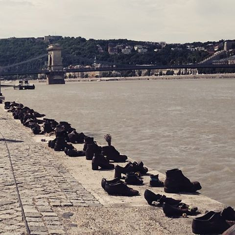 Được biết đến với tên gọi " Những đôi giày bên bờ sông Danube" , công trình tưởng niệm này chính là ý tưởng của đạo diễn phim Can Togay và chạm khắc nhờ bàn tay tài hoa của Gyula Pauer