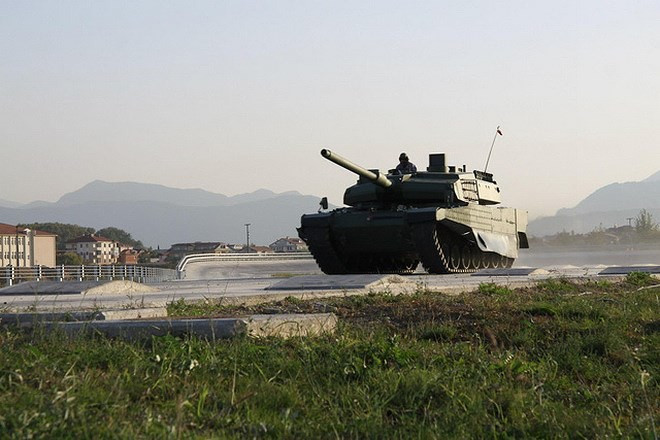 Chiến trường Syria được đánh giá là cơ hội tốt để xe tăng Altay thể hiện hết tính năng, do vậy sẽ không ngạc nhiên khi Thổ Nhĩ Kỳ học tập Nga đưa chiếc MBT này ra tiền tuyến, nhất là khi các dòng MBT cũ hơn chưa chứng tỏ được ưu thế vượt trội trước đối phương.