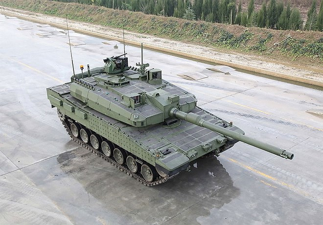 Hệ thống kiểm soát hỏa lực Volkan-III của Altay được hỗ trợ bởi các thiết bị quan sát ảnh nhiệt và đo xa laser cho phép xe duy trì khả năng bắn chính xác trong cả điều kiện ban đêm lẫn thời tiết xấu.