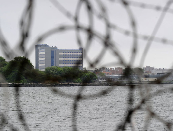 Rikers Island là một trong những nhà tù lớn nhất thế giới vì nó nằm trên một hòn đảo rộng 167acres (675.825m2) giữa Queens và Bronx, giam giữ khoảng 7.000 tù nhân.