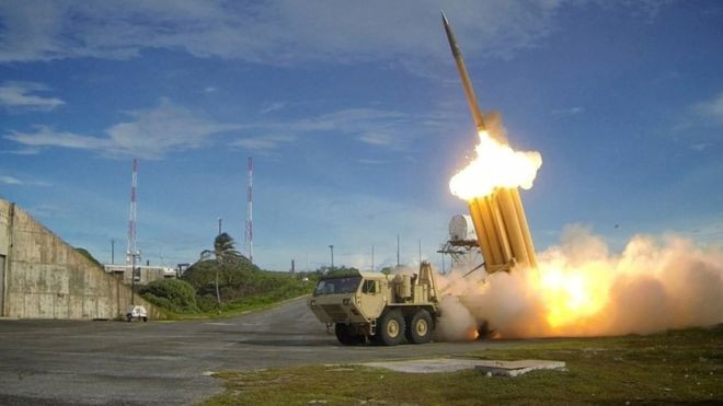 Thiết kế nguyên mẫu ban đầu của hệ thống THAAD có tầm bắn từ 600km đến 3.000km. Năm 2002, sau khi rút khỏi Hiệp ước chống tên lửa đường đạn, Mỹ bắt đầu cải tiến hệ thống THAAD để năng lực của hệ thống này phòng thủ được ở giai đoạn cuối đối với tên lửa đường đạn tầm xa và tên lửa xuyên lục địa.