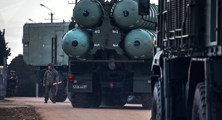 Tuy nhiên chuyên gia quốc phòng hàng đầu của Nga Igor Korotchenko không tin Thổ dại dột cho Mỹ mổ S-400: "Thổ Nhĩ Kỳ thực sự không mong muốn rằng các thông tin về các đặc tính chiến thuật và kỹ thuật cũng như khả năng chiến đấu của S-400, thứ vũ khí sẽ trở thành nền tảng cho hệ thống phòng không quốc gia của nước này rơi vào tay Mỹ, một quốc gia đang có một mối quan hệ khá căng thẳng và phức tạp với Thổ Nhĩ Kỳ".